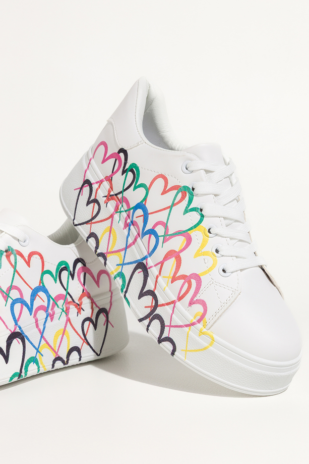 Białe sneakersy damskie buty sportowe na platformie z kolorowymi sercami sznurowane Casu YL-869