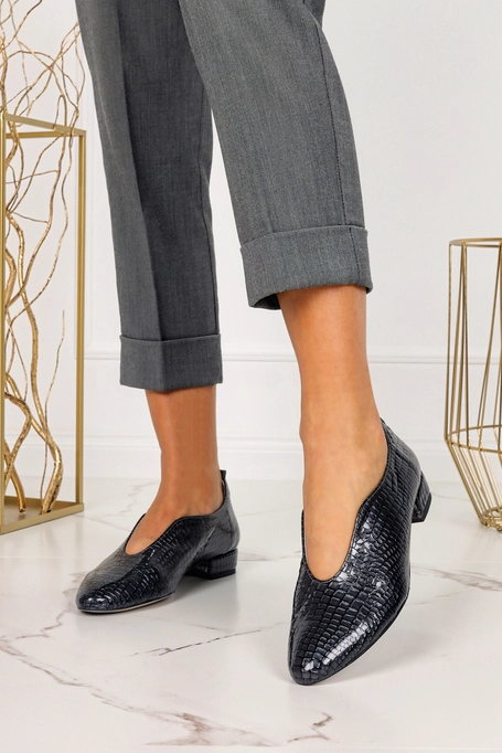 Szare czółenka lakierowane na niskim obcasie krokodyli wzór polska skóra Casu 4060