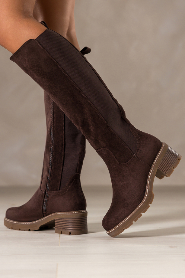 Czekoladowe kozaki damskie bieżnikowana podeszwa z ozdobnym przeszyciem elastyczna guma w cholewce Casu S7483-6