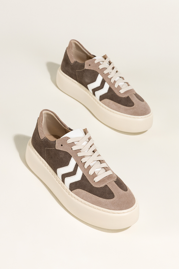Brązowe sneakersy skórzane damskie buty sportowe na platformie z białymi i beżowymi wstawkami sznurowane PRODUKT POLSKI Casu M8763H6