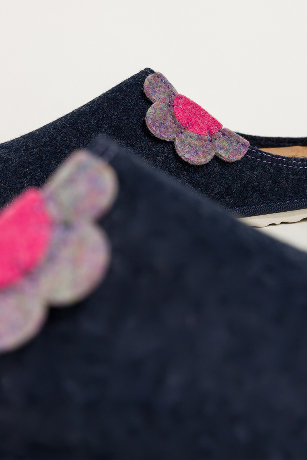 Granatowe kapcie damskie Inblu obuwie domowe z wyjmowaną skórzaną wkładką ozdobny kwiat XH999956