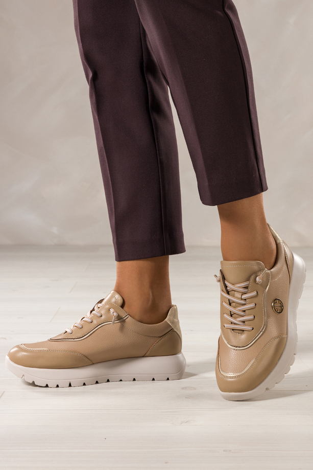 Camelowe sneakersy damskie buty sportowe na kremowej platformie elastyczne sznurówki złota ozdoba skórzana wkładka Carla QN0780-87