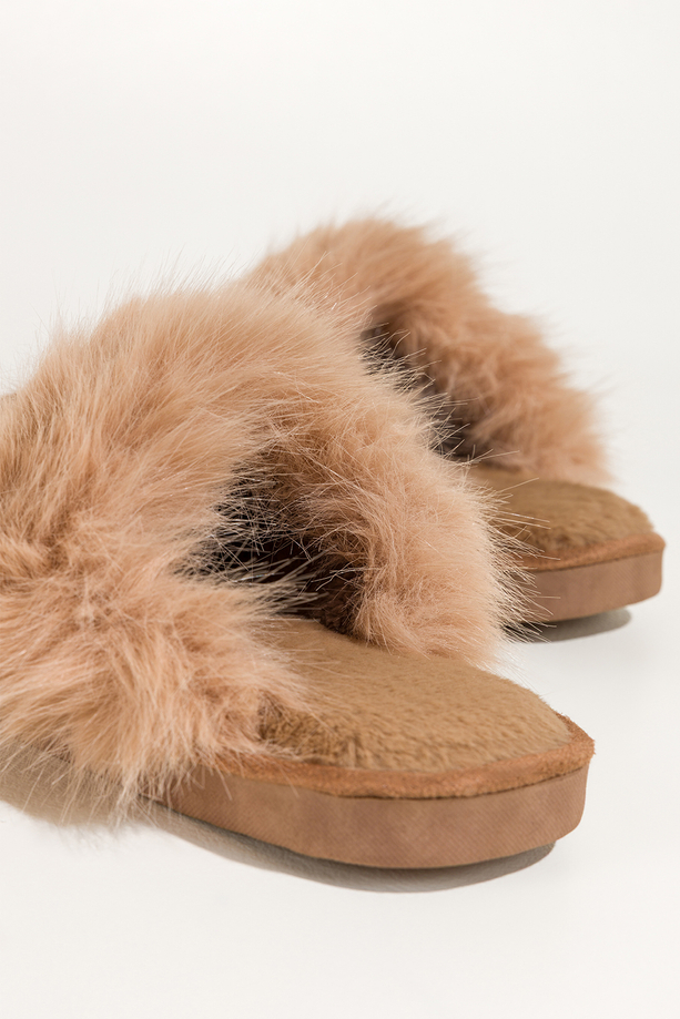 Ciemnobeżowe kapcie damskie obuwie domowe z futerkiem Casu 7975-8