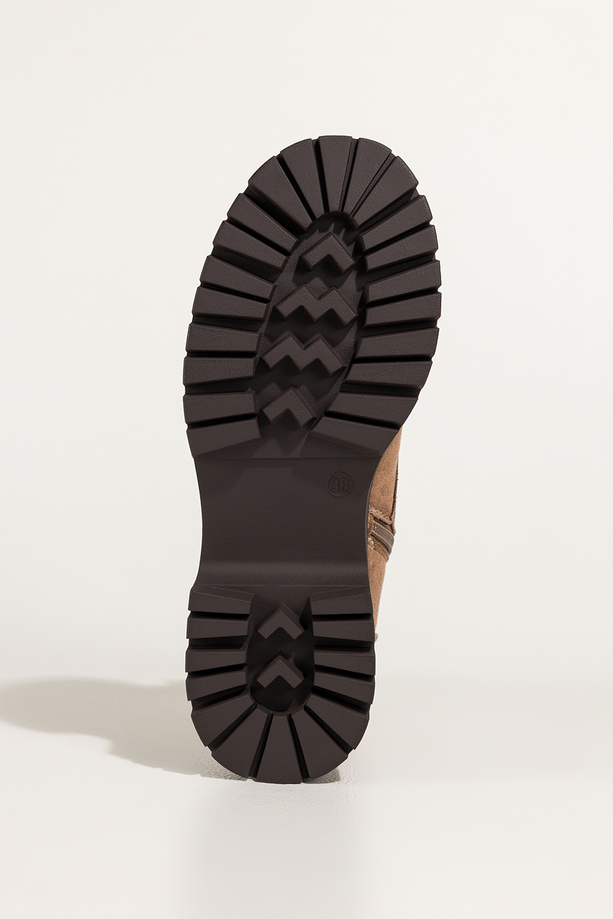 Ciemnobeżowe botki damskie na bieżnikowanej platformie złota ozdoba sznurowane Casu CB349-7