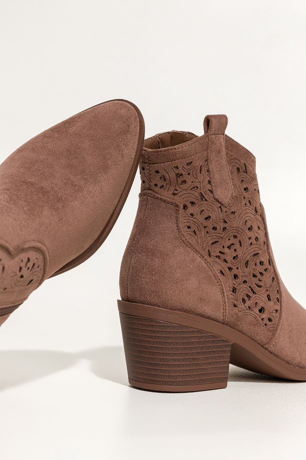 Brązowe botki damskie kowbojki ścięty obcas klocek ażurowa cholewka Carla S7477-6