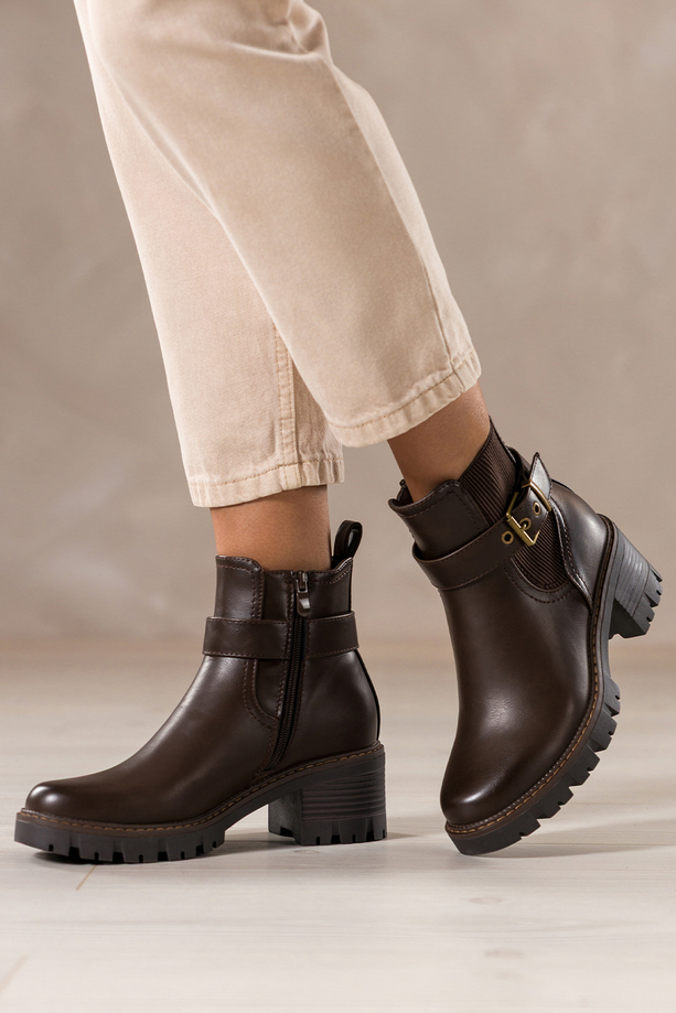 Czekoladowe botki damskie na bieżnikowanej platformie guma w cholewce pasek ze złotą klamrą Casu D725-7