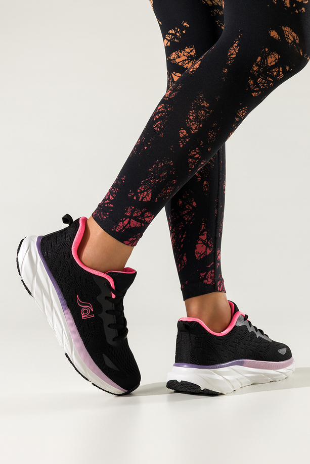 Czarne sneakersy damskie buty sportowe z perforacją na białej żłobionej platformie różowe wstawki sznurowane Carla QP-0618-4