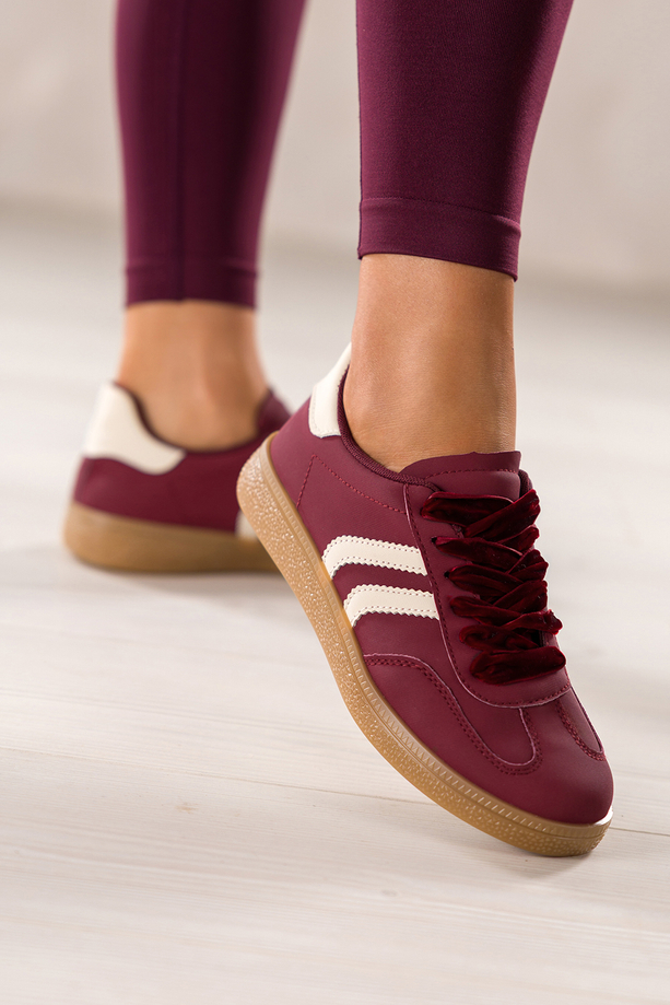 Bordowe sneakersy damskie buty sportowe na platformie welurowe sznurówki z odpinanymi kwiatami beżowe wstawki Carla X6087
