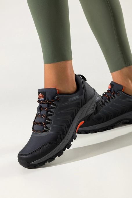 Szare buty trekkingowe damskie buty sportowe softshell na bieżnikowanej podeszwie pomarańczowe wstawki sznurowane Carla EY82933-3