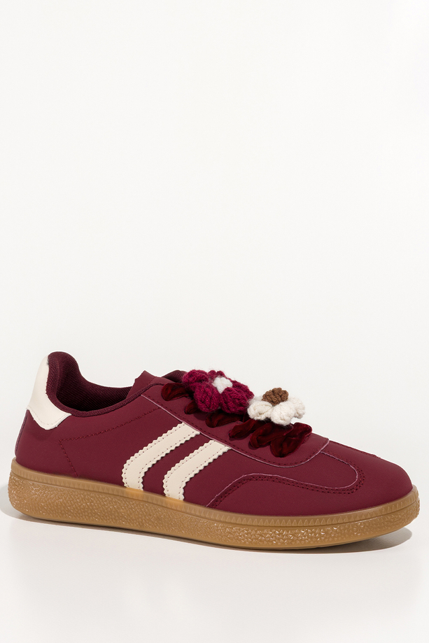 Bordowe sneakersy damskie buty sportowe na platformie welurowe sznurówki z odpinanymi kwiatami beżowe wstawki Carla X6087