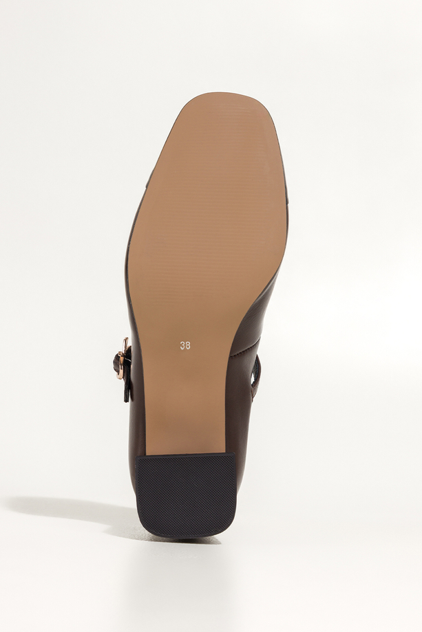 Czekoladowe czółenka skórzane damskie Mary Jane z paskiem na niskim klocku lakierowany nosek PRODUKT POLSKI Casu 7153-329-704