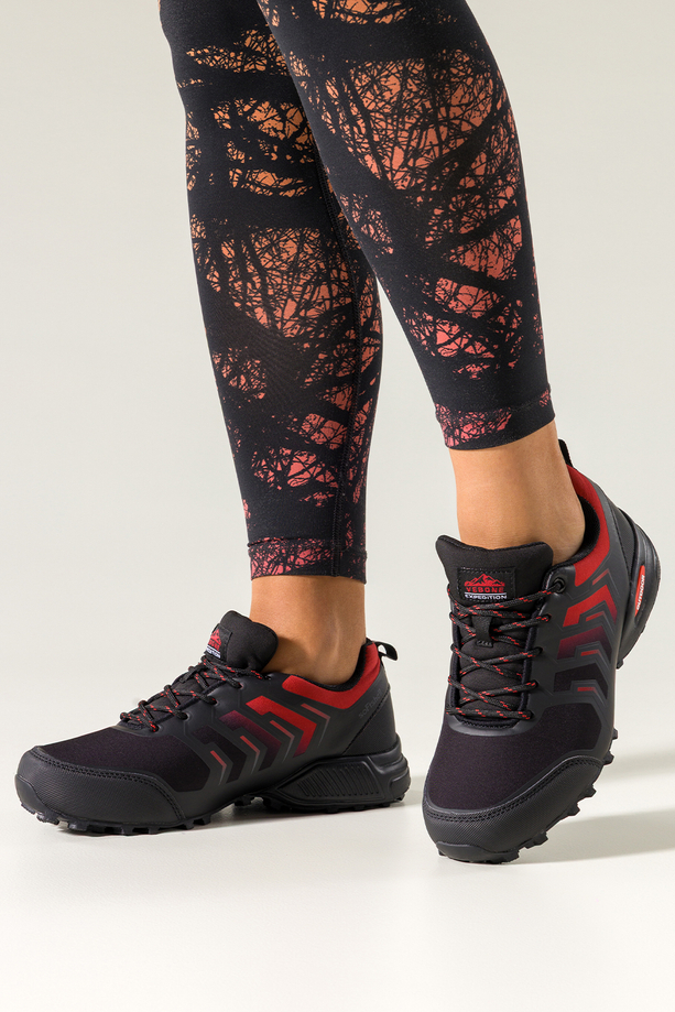 Czarne buty trekkingowe damskie buty sportowe softshell na bieżnikowanej podeszwie czerwone wstawki sznurowane Carla EY82976-5