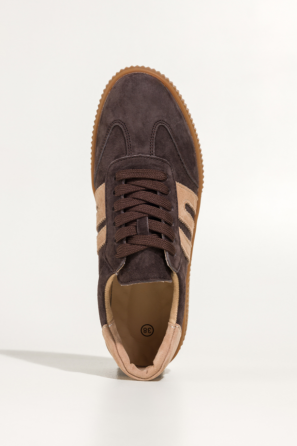 Czekoladowe sneakersy skórzane damskie buty sportowe na żłobionej beżowej platformie beżowe wstawki sznurowane Carla TW-OC8925