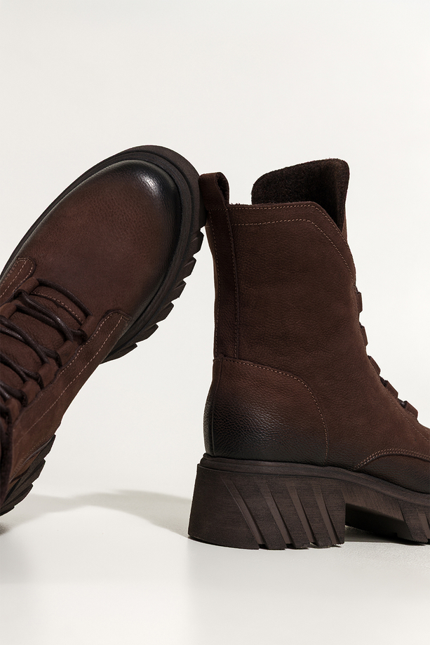 Czekoladowe botki skórzane damskie nubukowe workery z efektownym językiem na bieżnikowanej czekoladowej podeszwie sznurowane PRODUKT POLSKI Casu 8149