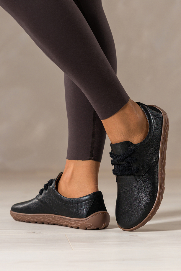 Czarne buty barefoot skórzane damskie szerokie na elastycznej płaskiej podeszwie puszyste sznurówki PRODUKT POLSKI Casu 89811