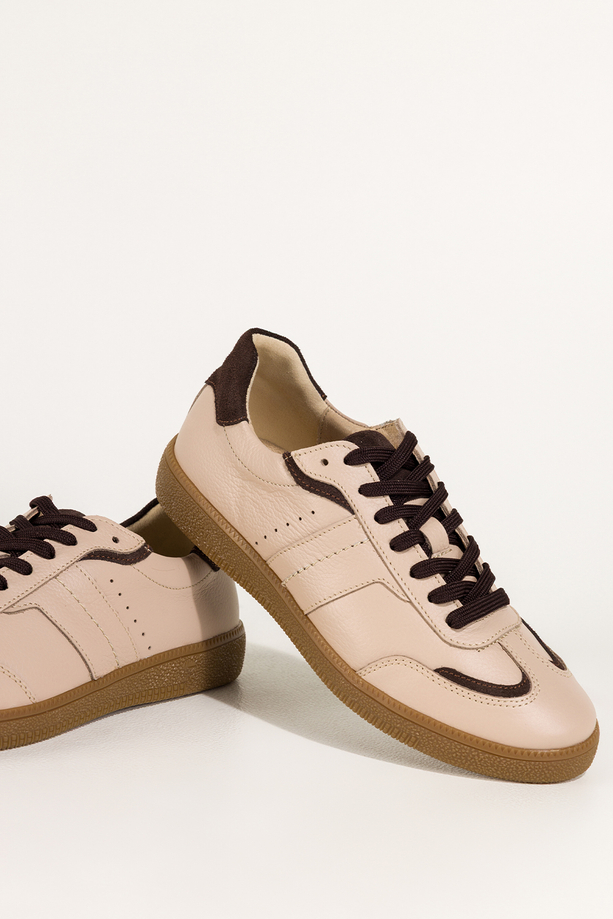 Beżowe sneakersy skórzane damskie buty sportowe na elastycznej podeszwie czekoladowe wstawki sznurowane PRODUKT POLSKI Casu M8714