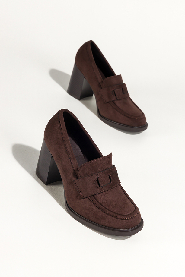 Czekoladowe mokasyny damskie półbuty na słupku ozdobny pasek na cholewce Carla 0715