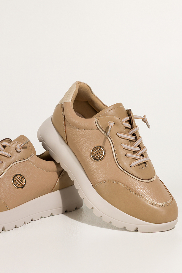 Camelowe sneakersy damskie buty sportowe na kremowej platformie elastyczne sznurówki złota ozdoba skórzana wkładka Carla QN0780-87