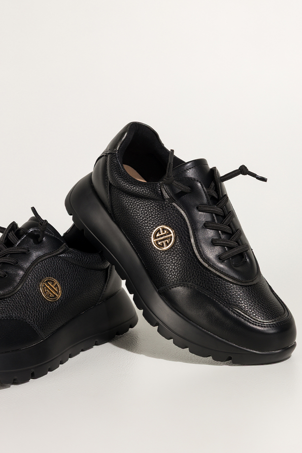 Czarne sneakersy damskie buty sportowe na platformie elastyczne sznurówki złota ozdoba skórzana wkładka Carla QN0780-8