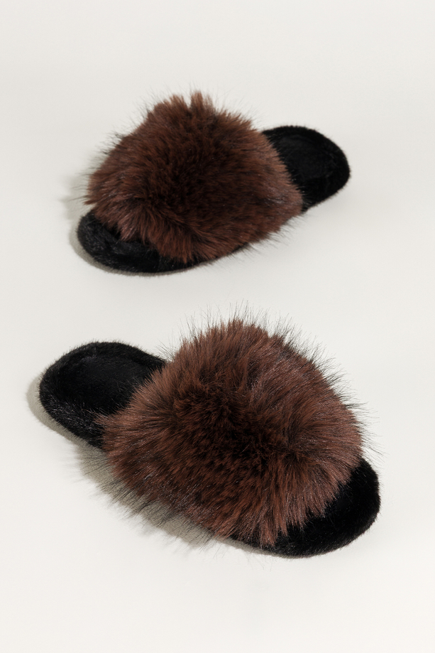 Czekoladowe kapcie damskie obuwie domowe futrzane szeroki pasek z długim włosiem Casu UO965