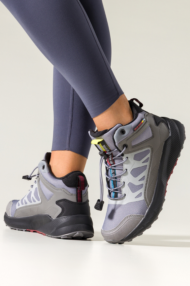 Szare buty sportowe trekkingowe damskie wodoodporne na bieżnikowanej podeszwie z regulowaną elastyczną sznurówką jasnoszare wstawki Casu 7493-7D