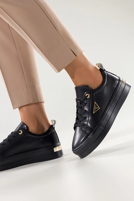 Czarne sneakersy skórzane damskie creepersy na ozdobnej platformie sznurowane na cholewce złota ozdoba Carla 7688