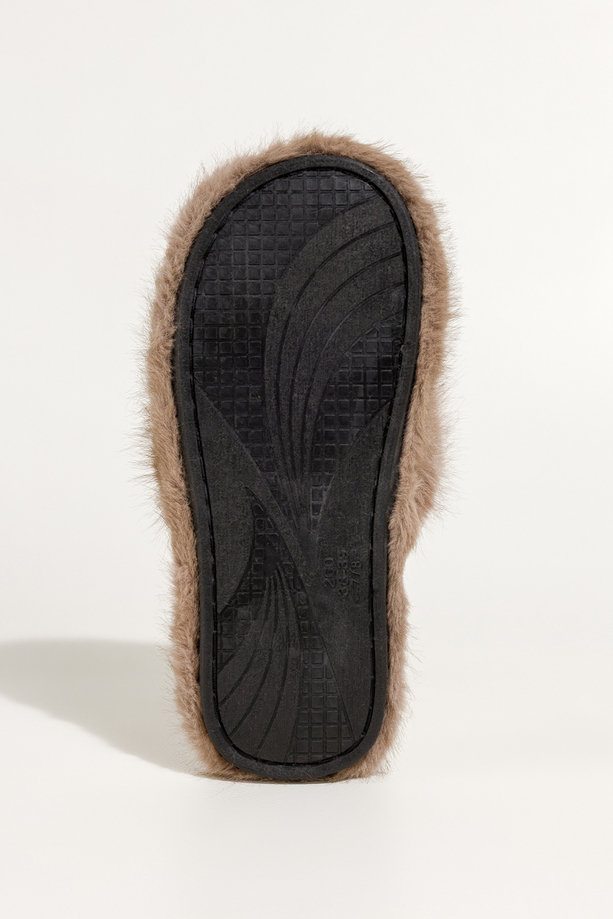 Ciemnobeżowe kapcie damskie obuwie domowe futrzane szeroki pasek ze złotą ozdobą Casu UO961