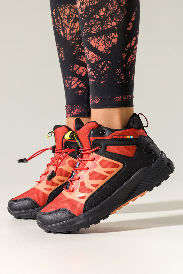 Czerwone buty sportowe trekkingowe damskie wodoodporne na bieżnikowanej podeszwie z regulowaną elastyczną sznurówką pomarańczowe wstawki Casu 7493-6D