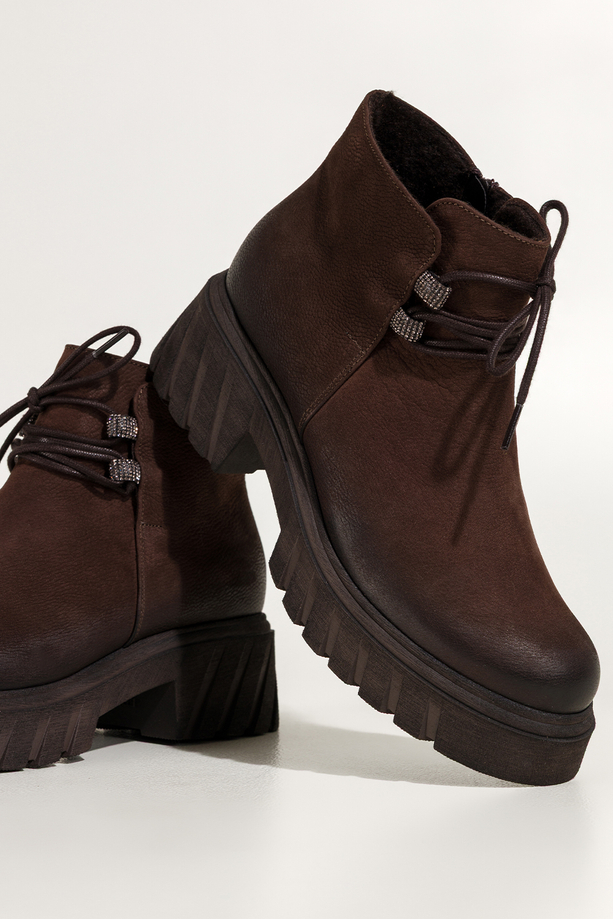 Czekoladowe botki skórzane damskie nubukowe na bieżnikowanej czekoladowej podeszwie przy sznurówkach ozdoby z cyrkoniami PRODUKT POLSKI Casu 8085