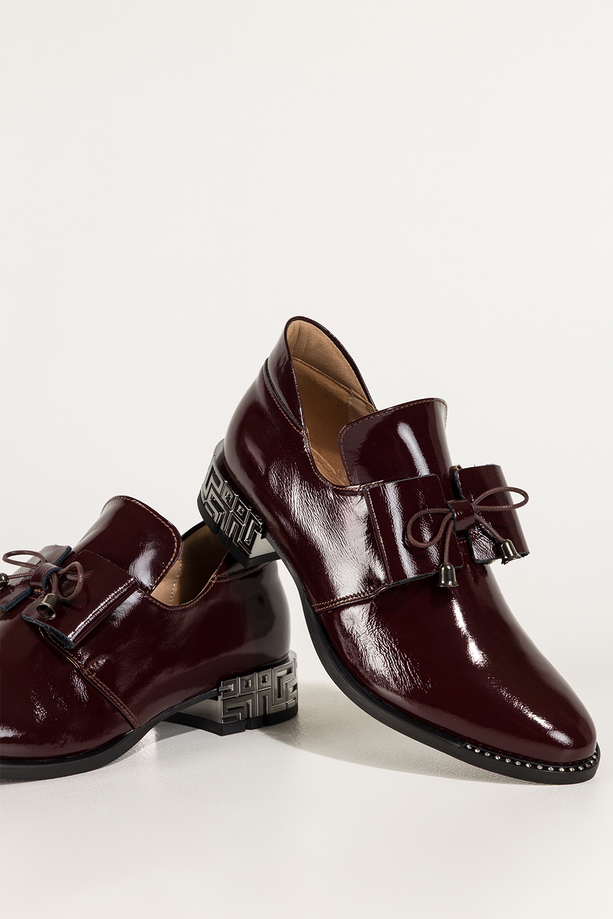 Bordowe półbuty skórzane damskie lakierowane dekoracyjny obcas wycięta cholewka kokarda  PRODUKT POLSKI Casu 8600