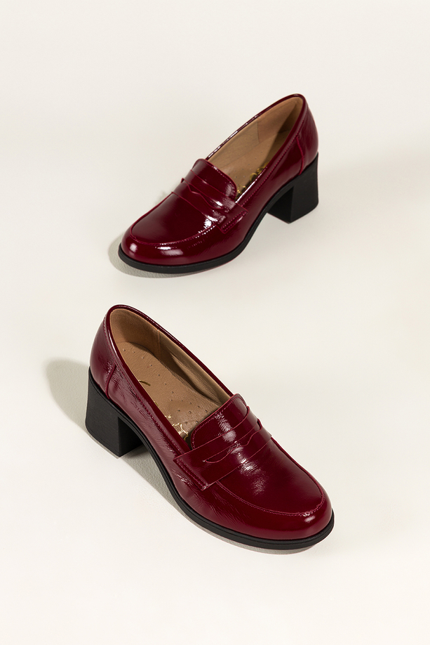 Bordowe mokasyny skórzane damskie lakierowane na szerokim klocku ozdobny pasek PRODUKT POLSKI Casu 2762