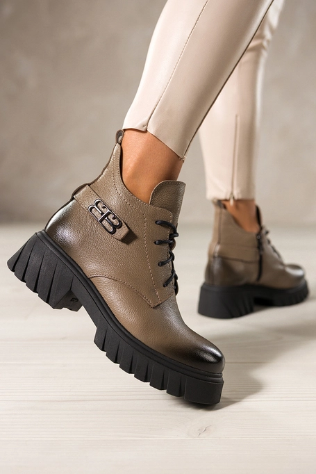 Ciemnobeżowe botki skórzane damskie na bieżnikowanej platformie wycięta cholewka stalowa ozdoba sznurowane PRODUKT POLSKI Casu 39516