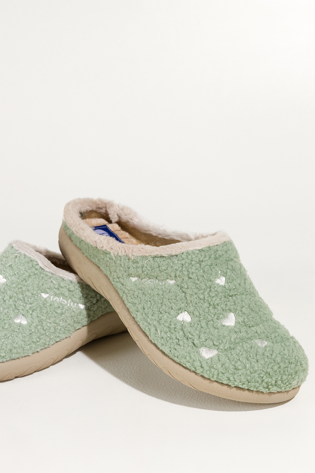 Miętowe kapcie damskie Inblu obuwie domowe z materiału typu baranek ozdobione sercami VG999966