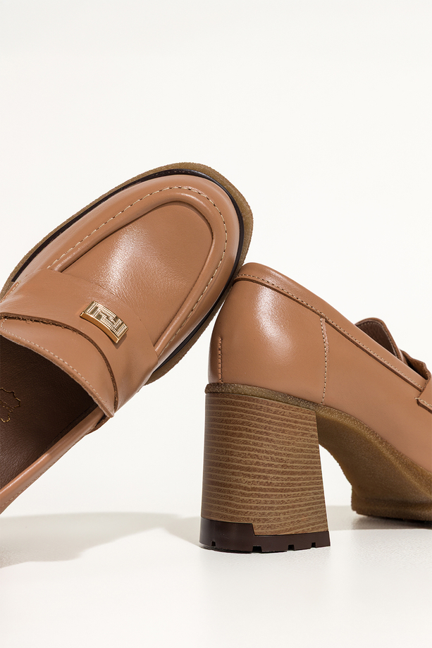 Camelowe mokasyny skórzane damskie na szerokim klocku złota ozdoba PRODUKT POLSKI Casu 79830