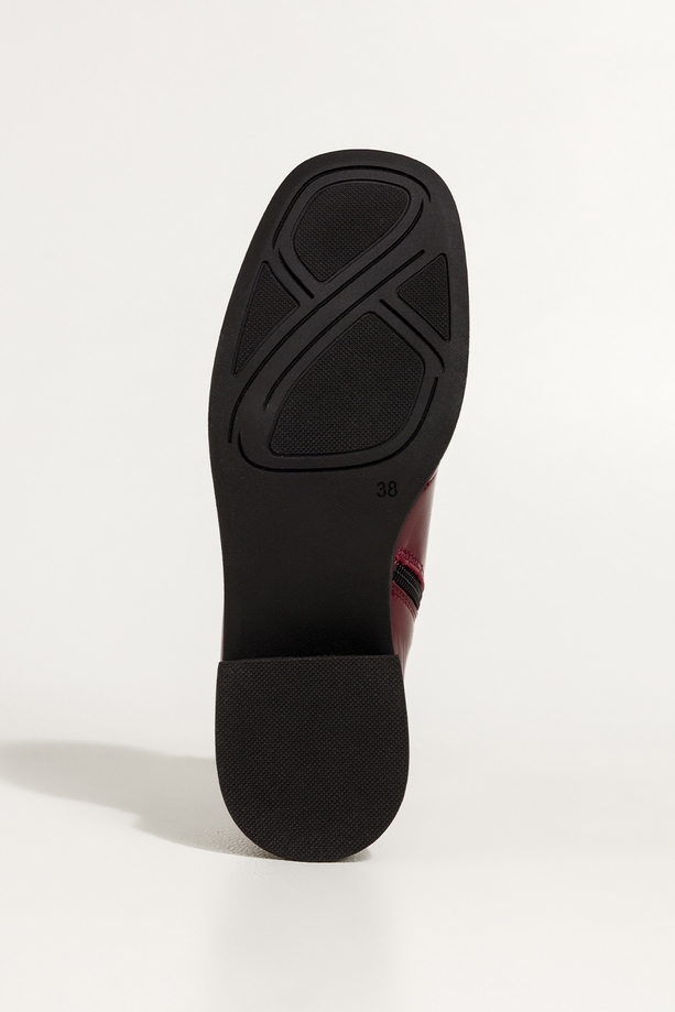 Bordowe botki skórzane damskie lakierowane na niskim obcasie wycięta cholewka z elastyczną gumą PRODUKT POLSKI Casu 380