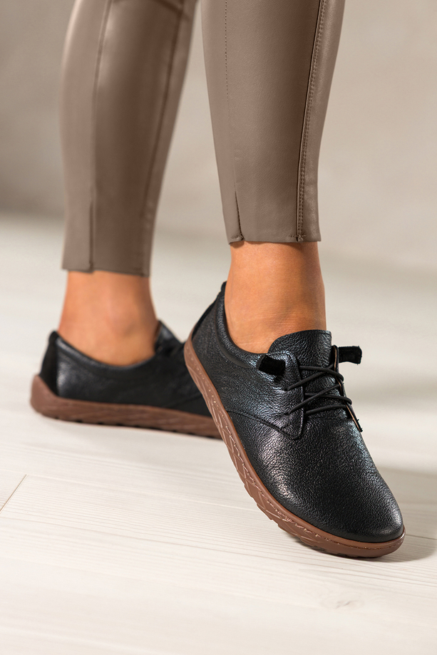 Czarne buty barefoot skórzane damskie szerokie na elastycznej płaskiej podeszwie elastyczne czarne sznurówki PRODUKT POLSKI Casu 89810