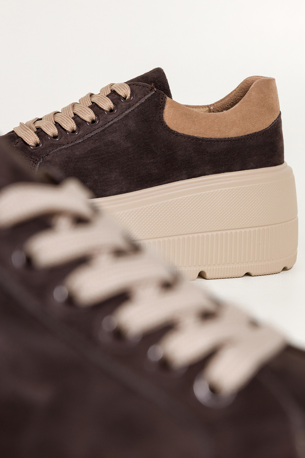 Czekoladowe sneakersy skórzane damskie buty sportowe na grubej żłobionej podeszwie beżowe wstawki sznurowane Carla TW-OC8923