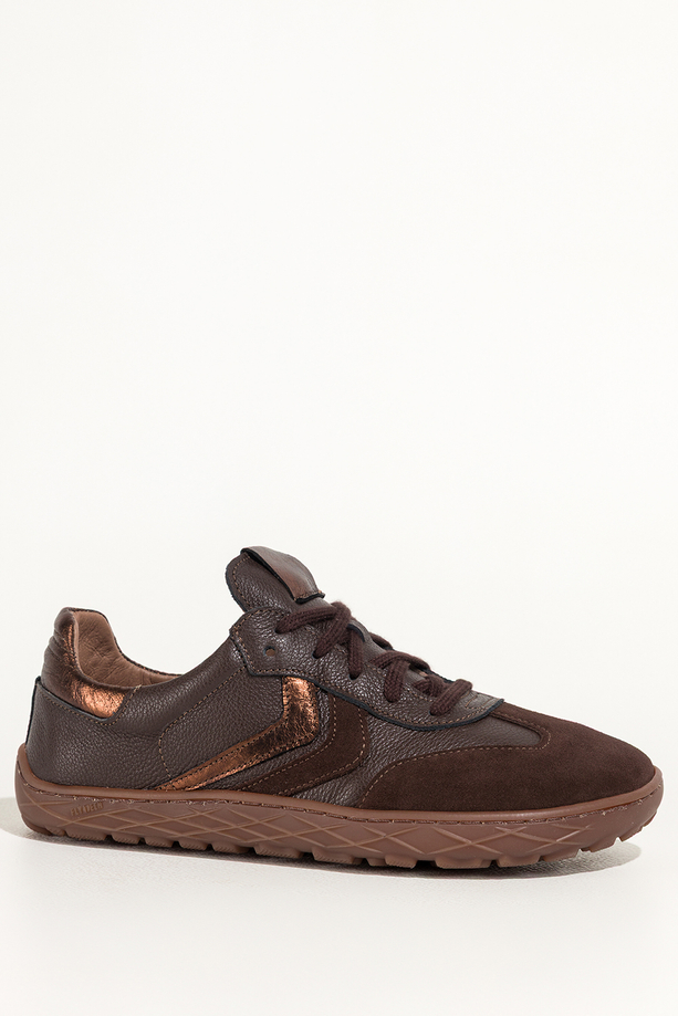 Czekoladowe sneakersy barefoot skórzane damskie szerokie na elastycznej żłobionej podeszwie miedziane wstawki sznurowane PRODUKT POLSKI Casu 89797