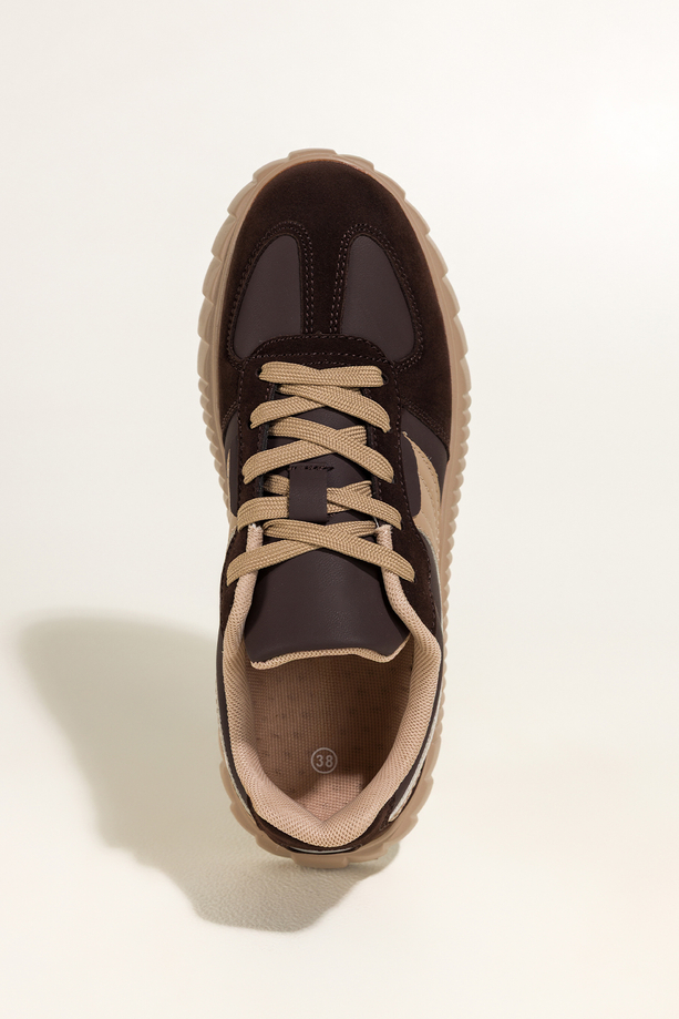 Czekoladowe sneakersy damskie buty sportowe na beżowej platformie sznurowane beżowe wstawki Carla OCX-1375