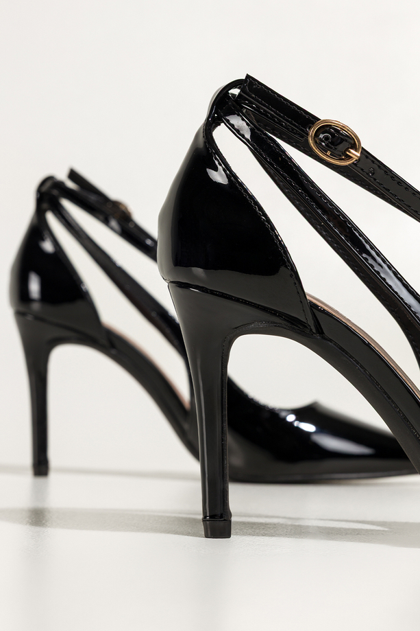 Czarne czółenka damskie lakierowane szpilki wycięcia na cholewce pasek wokół kostki Carla 641-8