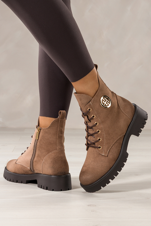 Ciemnobeżowe botki damskie na bieżnikowanej platformie złota ozdoba sznurowane Casu CB349-7