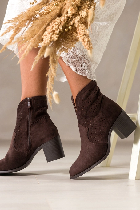 Czekoladowe botki damskie ażurowe na słupku wycięta cholewka Carla S749-3