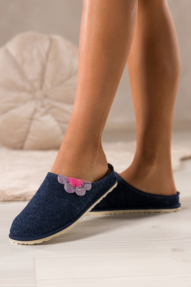 Granatowe kapcie damskie Inblu obuwie domowe z wyjmowaną skórzaną wkładką ozdobny kwiat XH999956