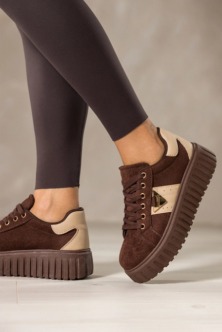 Czekoladowe sneakersy damskie buty sportowe na żłobionej platformie złota ozdoba beżowe wstawki sznurowane Carla OOH-83