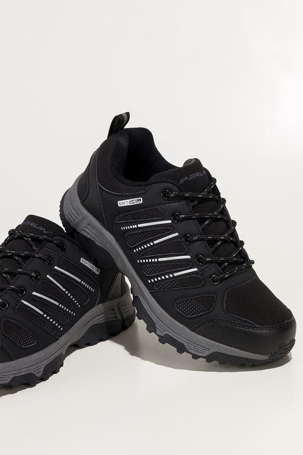 Czarne buty trekkingowe damskie buty sportowe softshell na bieżnikowanej podeszwie sznurowane białe wstawki Carla 1540