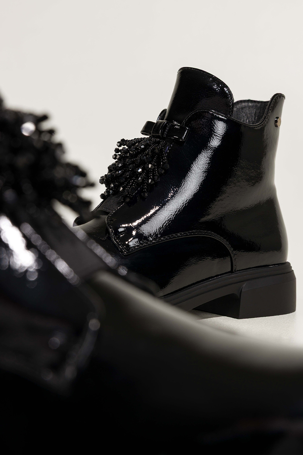 Czarne botki damskie lakierowane na szerokim klocku z kokardą i kryształkami wycięcia po bokach Casu BC24X9-B