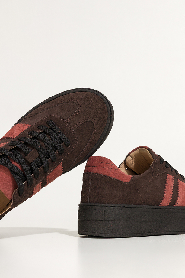 Czekoladowe sneakersy skórzane damskie buty sportowe na platformie z rudymi wstawkami sznurowane PRODUKT POLSKI Casu M8707