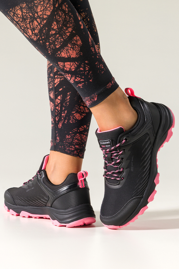 Czarne buty trekkingowe damskie buty sportowe softshell na bieżnikowanej podeszwie fuksjowe wstawki sznurowane Carla Y0976-5