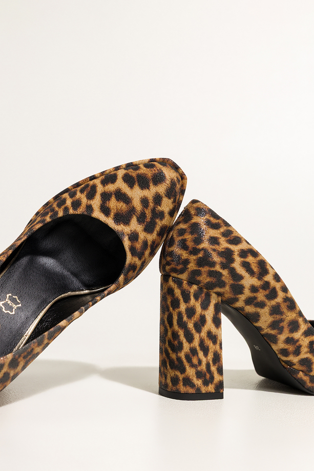 Beżowe czółenka skórzane damskie na słupku wzór panterki PRODUKT POLSKI Casu 7253-016