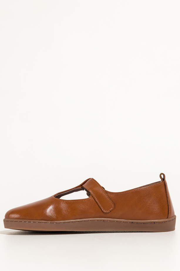 Camelowe buty barefoot skórzane damskie szerokie na elastycznej płaskiej podeszwie wycięta cholewka pasek ze złotą klamrą PRODUKT POLSKI Casu 89792